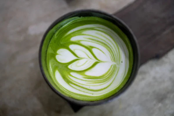 Deliciosa taza de matcha latte con leche o bebida vegetal