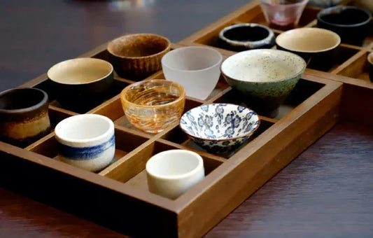 Descubre los diferentes tipos de recipientes para servir el sake nihonshu japones ochoko tokkuri guinomi sakazuki 